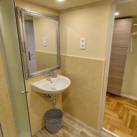 아파트 Little Americas New Worlds *