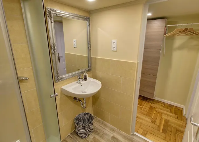 아파트 Little Americas New Worlds *