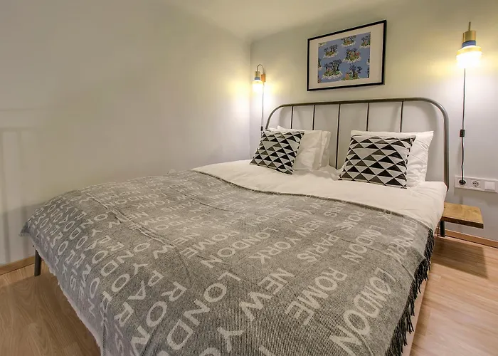 아파트 Little Americas New Worlds