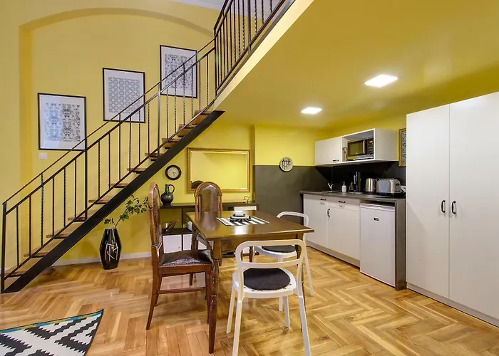 아파트 Little Americas New Worlds *